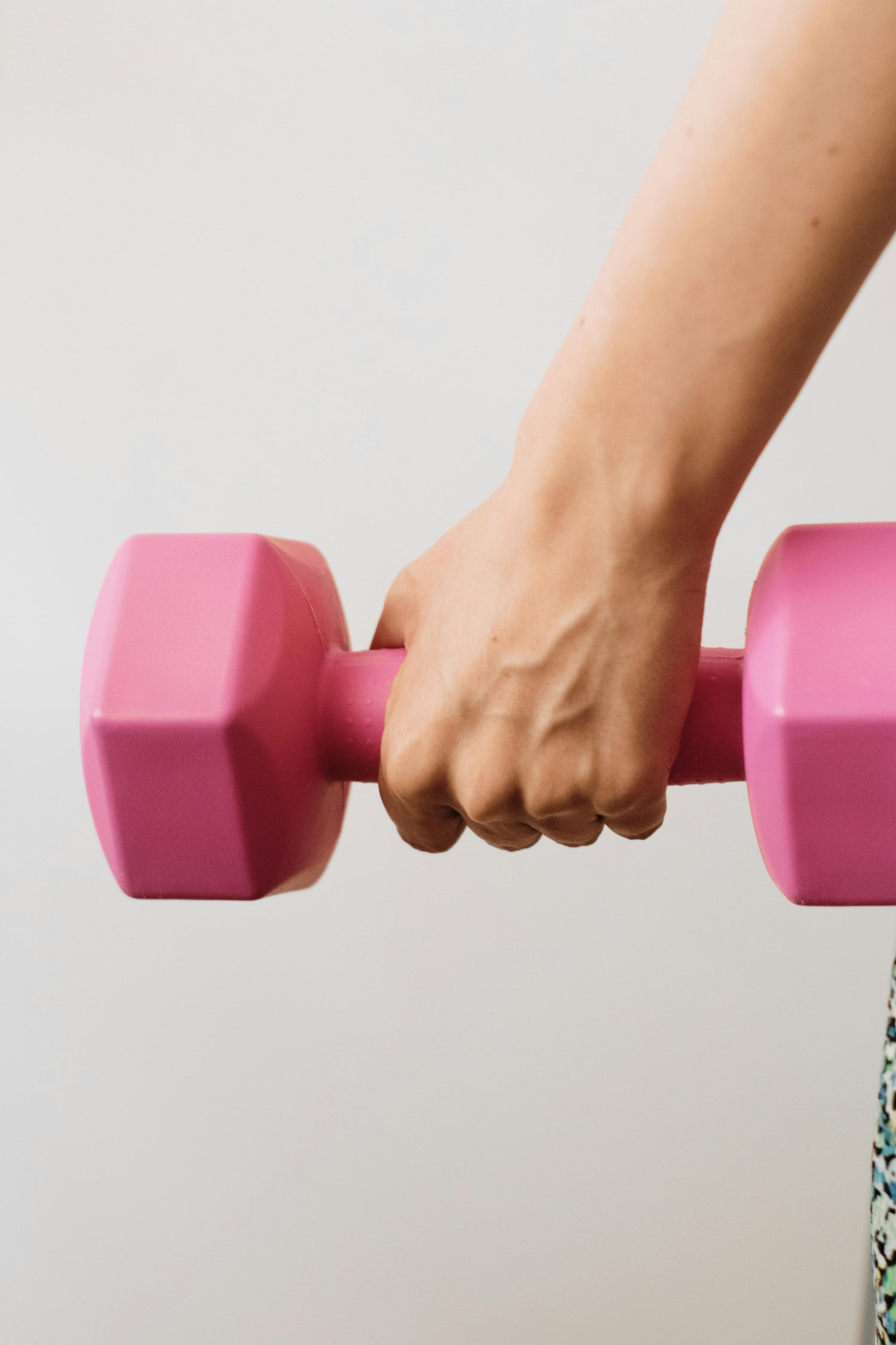 Creatina para mujeres con beneficios en energía, hidratación, fuerza y recuperación muscular